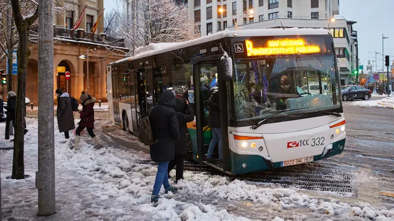 Pamplona vuelve a despertar cubierta de nieve tras la nevada de las &uacute;ltimas horas. I&Ntilde;IGO ALZUGARAY