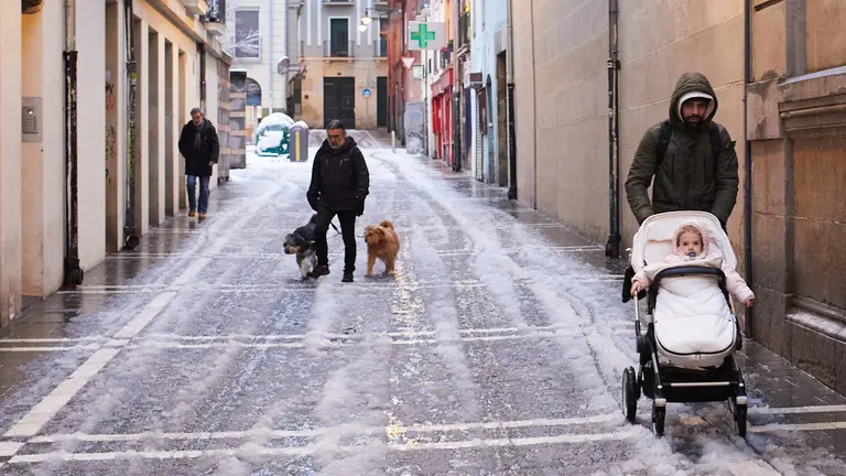 Pamplona vuelve a despertar cubierta de nieve tras la nevada de las &uacute;ltimas horas. I&Ntilde;IGO ALZUGARAY