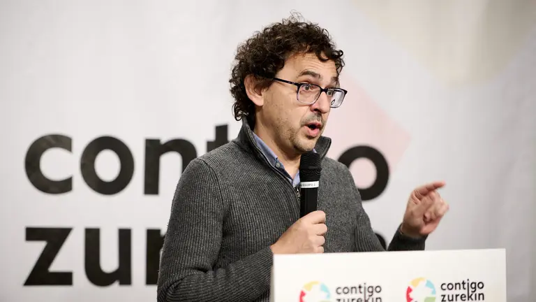 Txema Maule&oacute;n interviene en el acto de presentaci&oacute;n de la candidatura de Contigo Navarra al Ayuntamiento de Pamplona. PABLO LASAOSA