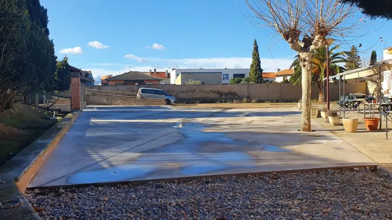 El patio reci&eacute;n asfaltado del Club de Jubilados de Ablitas. CEDIDA