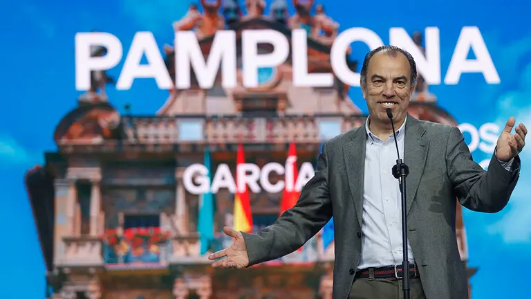 El candidato popular a la alcald&iacute;a de Pamplona, Carlos Garc&iacute;a Adanero,da un discurso durante el acto de presentaci&oacute;n de los candidatos del Partido Popular a las alcald&iacute;as de las capitales de provincia para las elecciones del 28M, este domingo, en un teatro madrile&ntilde;o. EFE/ Mariscal