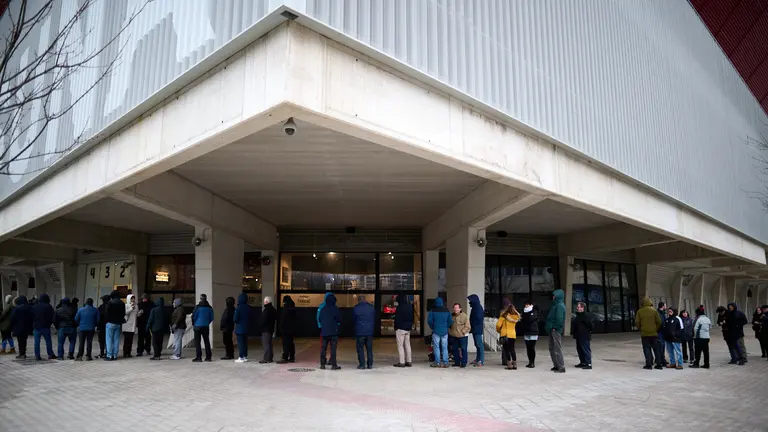 Colas en el estadio de El Sadar para la venta de las entradas para los cuartos de final de la Copa del Rey que disputar&aacute; Osasuna ante el Sevilla. PABLO LASAOSA