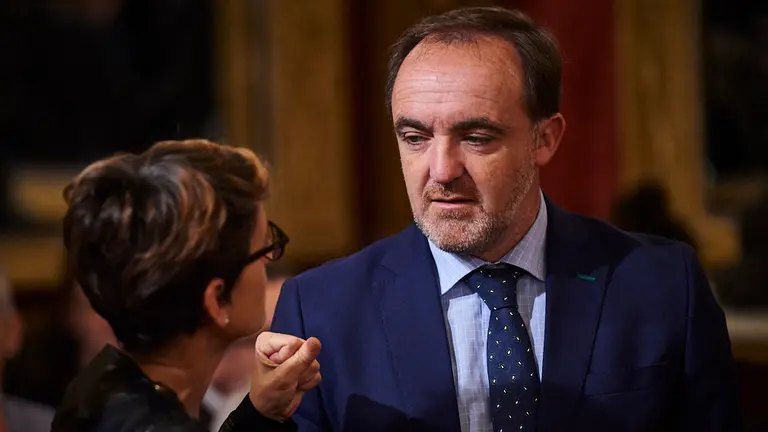 El presidente de UPN Javier Esparza y la presidenta del PSN Mar&iacute;a Chivite hablan durante un acto. MIGUEL OS&Eacute;S 1