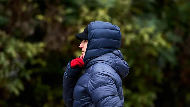 Una persona camina por las calles de Pamplona durante una ma&ntilde;ana de fr&iacute;o. PABLO LASAOSA