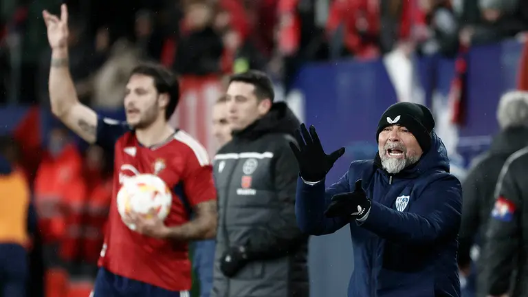 El entrenador del Sevilla, Jorge Sampaoli (d), durante el partido de cuartos de final de la Copa del Rey que Osasuna y Sevilla disputan hoy mi&eacute;rcoles en el estadio de El Sadar, en Pamplona. EFE/Jes&uacute;s Diges.