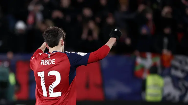 El delantero de Osasuna Abde Ezzalzouli (i) celebra tras marcar el segundo gol ante el Sevilla, durante el partido de cuartos de final de la Copa del Rey que Osasuna y Sevilla disputan hoy mi&eacute;rcoles en el estadio de El Sadar, en Pamplona. EFE/Jes&uacute;s Diges