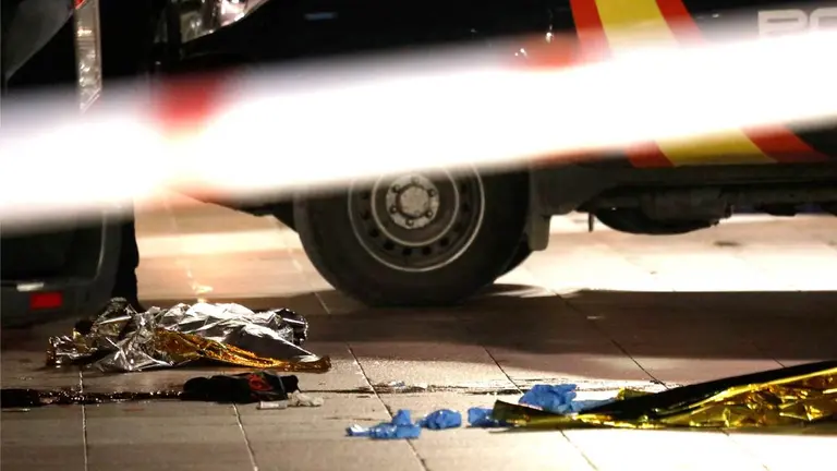 ALGECIRAS (C&Aacute;DIZ), 25/01/2023.- Un sacrist&aacute;n ha fallecido y otras cuatro personas, entre ellas un sacerdote, han resultado heridas este mi&eacute;rcoles en un ataque perpetrado con un arma blanca de grandes dimensiones por un hombre de origen magreb&iacute; a varias iglesias de Algeciras, en C&aacute;diz. En la foto, restos de sangre del sacrist&aacute;n Diego Valencia, que ha fallecido en el exterior de la Iglesia de Nuestra Se&ntilde;ora de La Palma, en la c&eacute;ntrica Plaza Alta de Algeciras. EFE/A.Carrasco Ragel
