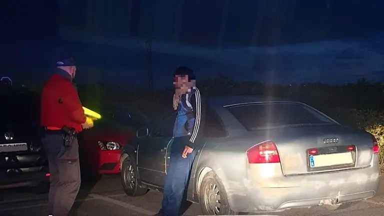 El conductor sancionado junto al veh&iacute;culo con el que cometi&oacute; las infracciones. POLIC&Iacute;A FORAL