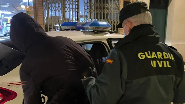 Un agente de la Guardia Civil procede a una detenci&oacute;n. GUARDIA CIVIL