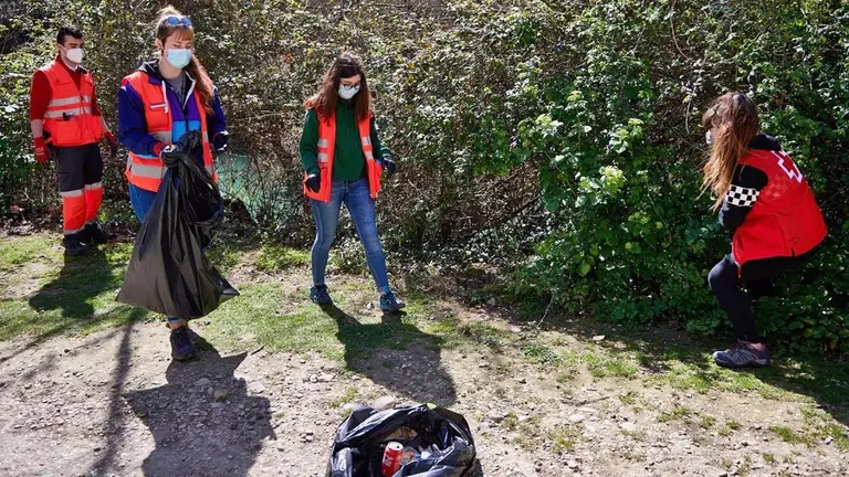 Voluntarios de Cruz Roja recogen residuos en entornos naturales. CRUZ ROJA / ARCHIVO
