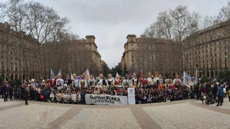 Las comisiones de fiestas de los barrios de Pamplona en la presentaci&oacute;n de su Agenda Cultura 2023 - IRU&Ntilde;EKO AUZOAK
