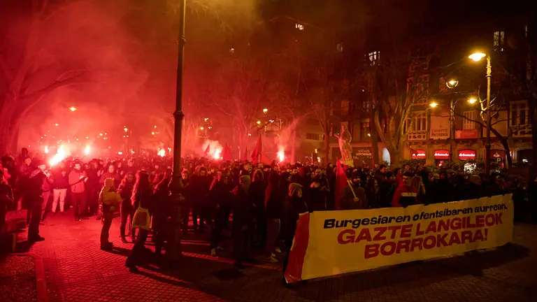 Manifestaci&oacute;n de Gazte Koordinadora Sozialista bajo el lema 'Paremos el ataque de empresarios y autoridades'. PABLO LASAOSA