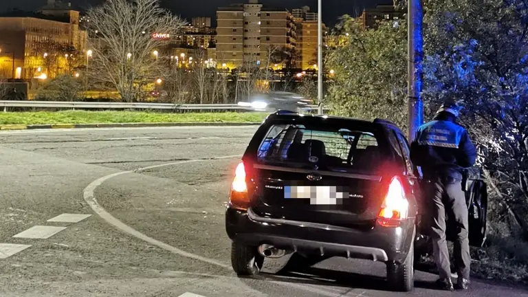 El veh&iacute;culo qued&oacute; empotrado contra una farola. POLIC&Iuml;A MUNICIPAL DE PAMPLONA