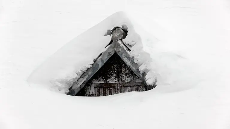 La nieve acumulada tapa pr&aacute;cticamente una de las ventanas de la Venta Juan Pito en el inicio del puerto de Belagoa este s&aacute;bado en Belagoa, Navarra. El citado puerto de monta&ntilde;a est&aacute; cerrado este s&aacute;bado por fuertes ventiscas. Los cielos estar&aacute;n este s&aacute;bado nubosos en Navarra y la cota de nieve estar&aacute; situada en los 400 metros en el norte de la comunidad foral. EFE/ Jesus Diges