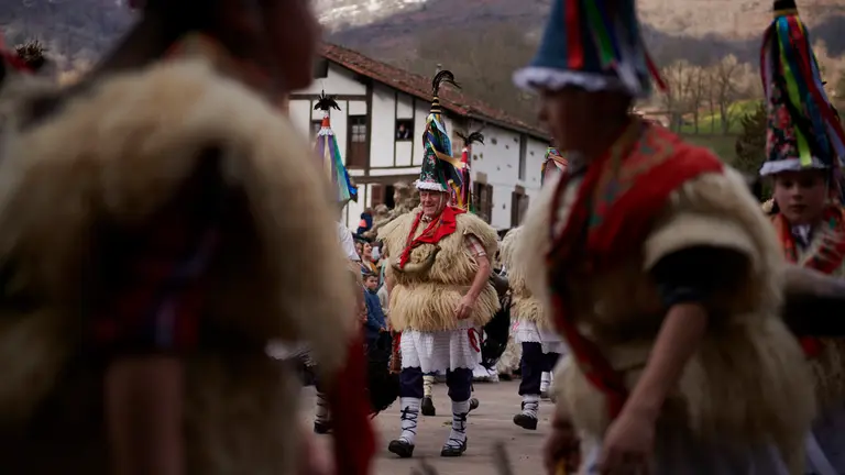Los joaldunaks de Zubieta visitan a los de Ituren en los carnavales de 2022. IRANZU LARRASOAÑA