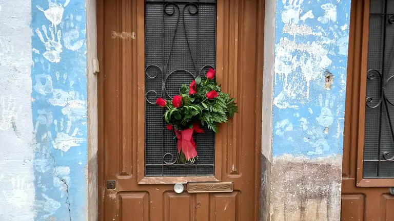 Flores y vela que la familia de Jes&uacute;s Ulayar colocaron en el lugar donde fue asesinado por ETA en 1979 y que fueron robadas. VECINOS DE PAZ