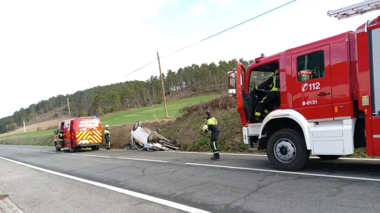 Una salida de v&iacute;a, y posterior vuelco, con un herido en Berrioplano. BOMBEROS DE NAVARRA