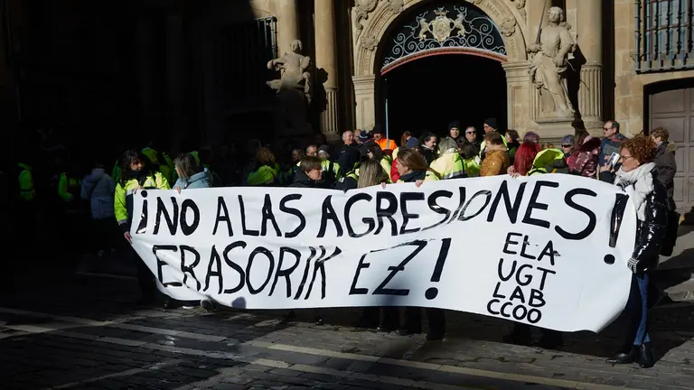Concentraci&oacute;n convocada por el comit&eacute; de Dornier de la zona azul en protesta por la agresi&oacute;n a una trabajadora en Pamplona. I&Ntilde;IGO ALZUGARAY