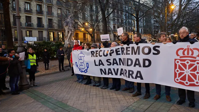 Concentraci&oacute;n convocada por el Sindicato M&eacute;dico de Navarra bajo el lema 'Recuperemos la sanidad navarra'. I&Ntilde;IGO ALZUGARAY