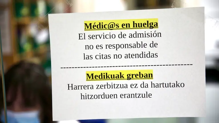Primera jornada de huelga de m&eacute;dicos en Navarra. &Iacute;&Ntilde;IGO ALZUGARAY