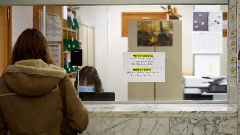 Huelga de m&eacute;dicos en el centro de Salud del Casco Viejo de Pamplona. I&Ntilde;IGO ALZUGARAY