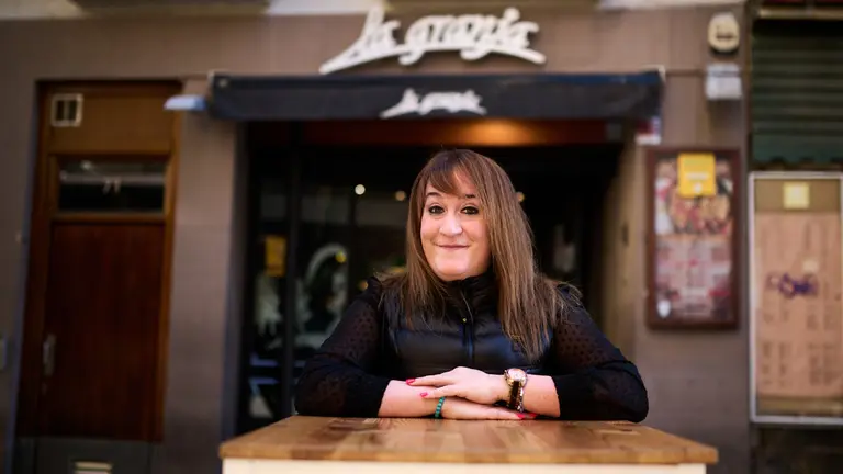 Gloria, del bar La Garanja, en la calle Esfeta 71. PABLO LASAOSA