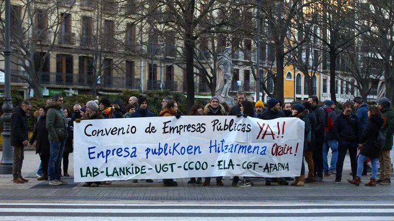 Concentraci&oacute;n frente al Parlamento de los sindicatos LAB, Lankide, UGT, CCOO, ELA, CGT y Afapna para reclamar un convenio propio de empresas p&uacute;blicas de Navarra. I&Ntilde;IGO ALZUGARAY