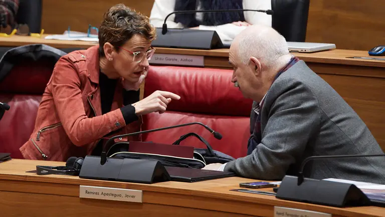 Chivite y Aierdi en el pleno del Parlamento de Navarra. I&Ntilde;IGO ALZUGARAY