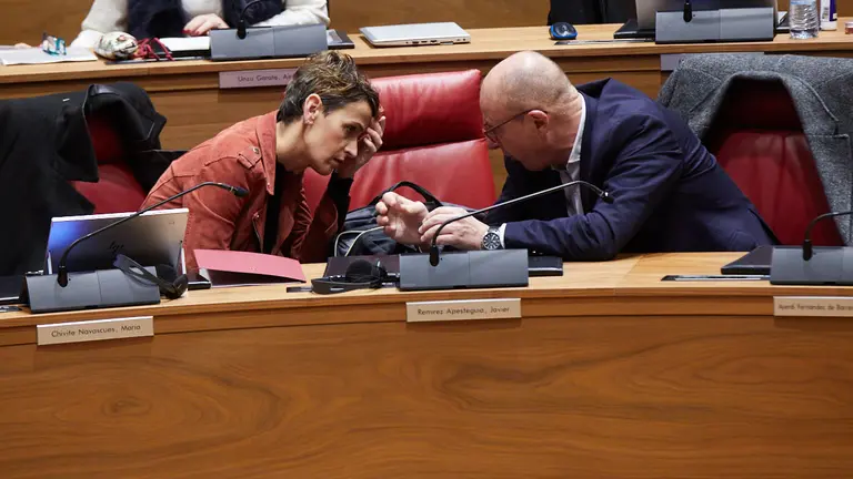 Chivite y Gimeno en el pleno del Parlamento de Navarra. I&Ntilde;IGO ALZUGARAY