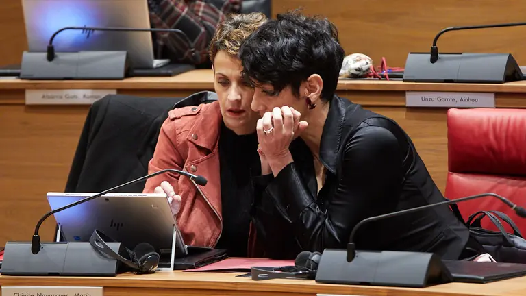 Mar&iacute;a Chivite y Elma Saiz en el pleno del Parlamento de Navarra. I&Ntilde;IGO ALZUGARAY