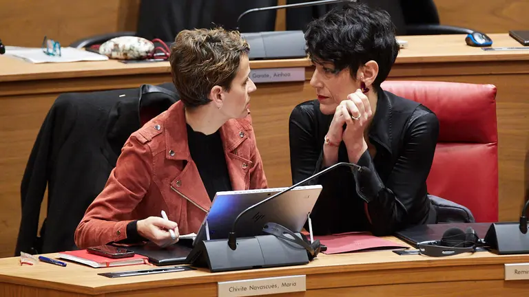 Mar&iacute;a Chivite y Elma Saiz en el pleno del Parlamento de Navarra. I&Ntilde;IGO ALZUGARAY