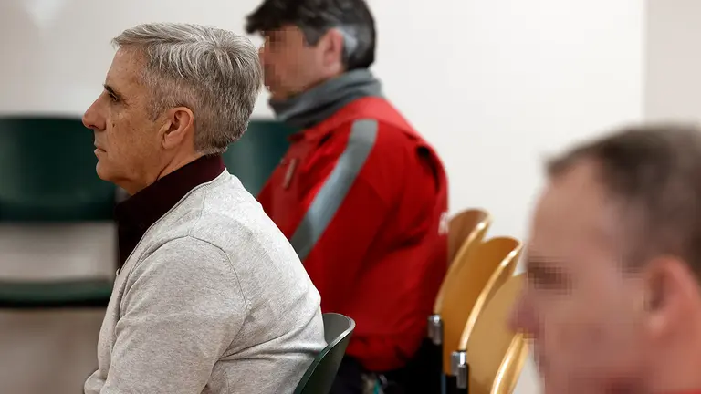 El vecino de Azagra acusado de intentar asesinar a su pareja hace dos a&ntilde;os ha asegurado que desconoce c&oacute;mo lleg&oacute; a sus manos el bast&oacute;n con el que se le acusa de golpear a la mujer, una agresi&oacute;n que no recuerda y tras la que &ldquo;nunca&rdquo; pens&oacute; que &eacute;l la hubiera matado, como s&iacute; dijo cuando se present&oacute; en la comisar&iacute;a de la Polic&iacute;a foral despu&eacute;s de los hechos. Lo ha dicho en la intervenci&oacute;n inicial del juicio iniciado este jueves por un delito de asesinato en grado de tentativa, del que se acusa a Santiago M.M. y por el que el fiscal pide 14 a&ntilde;os y medio de c&aacute;rcel, en una declaraci&oacute;n en la que tan solo ha querido contestar al fiscal y a su defensa, aunque en numerosas ocasiones ha dicho no recordar los hechos.EFE/ Jesus Diges