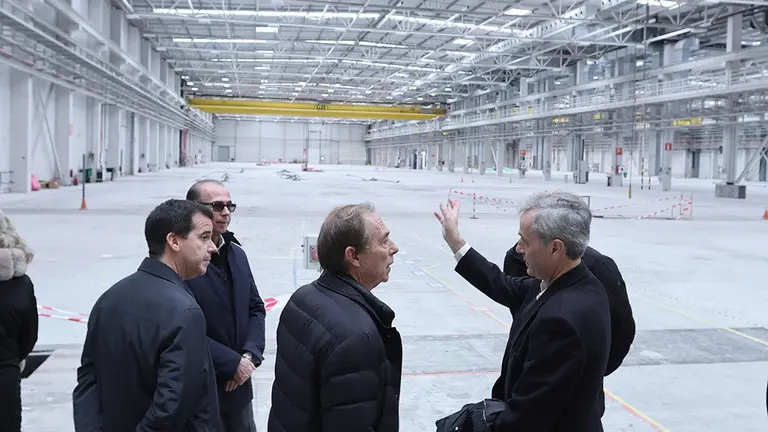 Los directivos de la empresa Flamasats visitan las instalaciones adquiridas en Aoiz para su nueva f&aacute;brica de mecheros CLIPPER. GOBIERNO DE NAVARRA