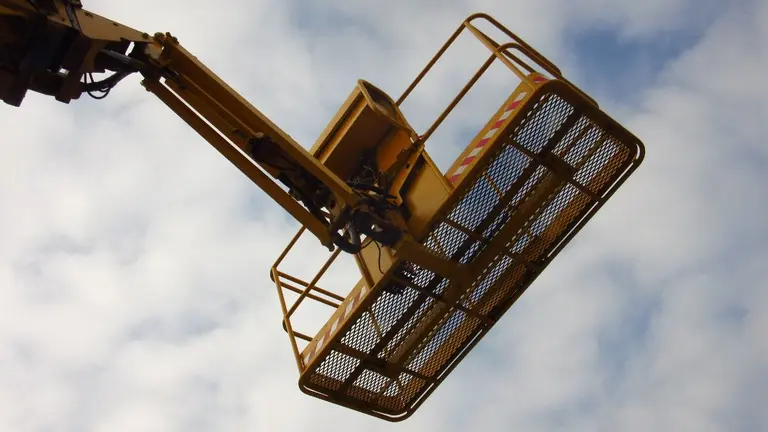 El brazo de la m&aacute;quina elevadora ha impactado en la fachada de un edificio de viviendas de Tudela. CEDIDO