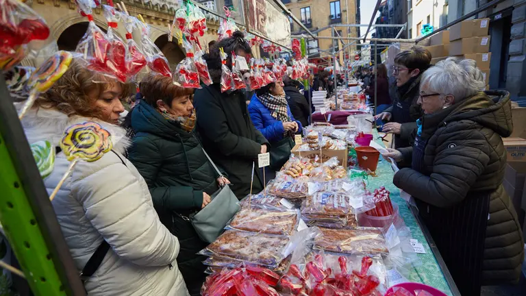 Tras los a&ntilde;os de la pandemia, los puestos de venta de roscos y dulces vuelven a la plaza de San Nicol&aacute;s y la calle San Miguel por la celebraci&oacute;n de San Blas. I&Ntilde;IGO ALZUGARAY
