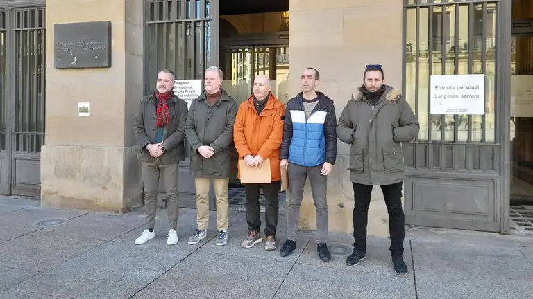 El presidente de la comisi&oacute;n de personal de Polic&iacute;a Foral, Francisco Javier Tarazona, junto a otros representantes de la comisi&oacute;n antes de entregar la contraoferta sobre el Reglamento - EUROPA PRESS