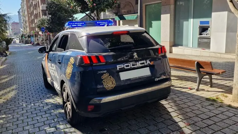 Un coche de la Polic&iacute;a Nacional patrulla por una calle. ARCHIVO