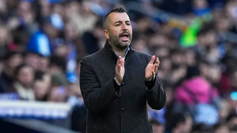 El entrenador del Espanyol Diego Mart&iacute;nez reacciona durante el partido de primera divisi&oacute;n de LaLiga que enfrent&oacute; al Espanyol y el Osasuna en el estadio Cornell&agrave;-El Prat, este s&aacute;bado. EFE/ Alejandro Garc&iacute;a