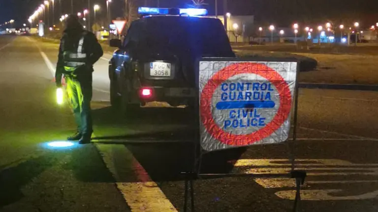Agentes de la Guardia Civil de Navarra, en un control de carretera.