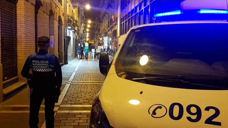 Agentes de la polic&iacute;a local de Pamplona patrullan en una calle del Casco Antiguo de la ciudad. 
POLIC&Iacute;A MUNICIPAL DE PAMPLONA