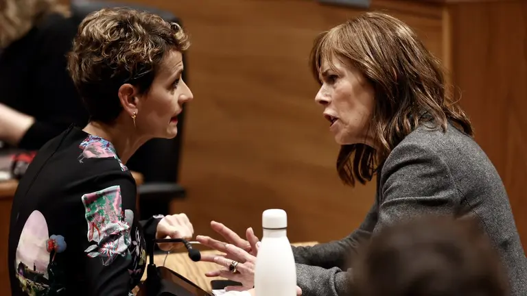 Chivite con Uxue Barkos en un receso del Pleno del Parlamento de Navarra.  ARCHIVO