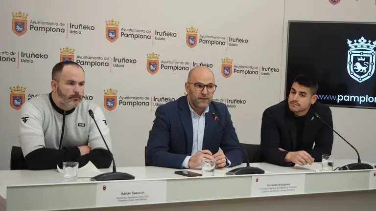 El concejal de deportes, Fernando Aranguren entre los organizadores, Aritz Iturmendi y Adri&aacute;n Suescun.