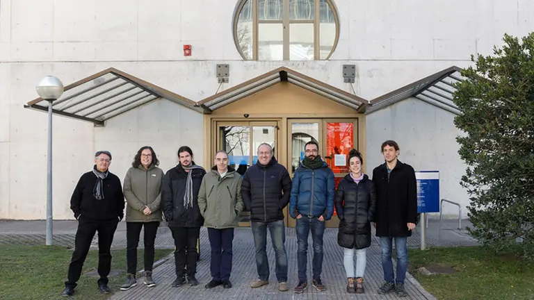 De izquierda a derecha, parte del equipo autor del trabajo: Juli&aacute;n Garrido, Laura Cervera-Gavalda, Guillermo Cruz-Quesada, Alfonso Cornejo, I&ntilde;aki P&eacute;rez-Landaz&aacute;bal, Alberto L&oacute;pez-Ortega, Itziar Galarreta- Rodr&iacute;guez y Eneko Garaio.