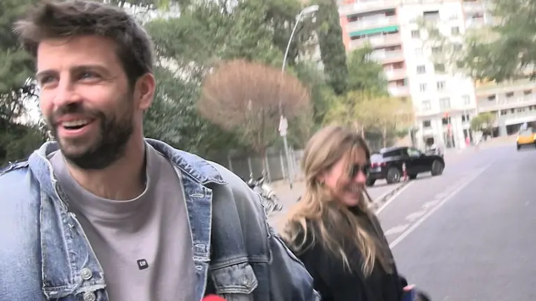 Gerard Piqu&eacute; y Clara Ch&iacute;a pasean cogidos de la mano. EUROPA PRESS