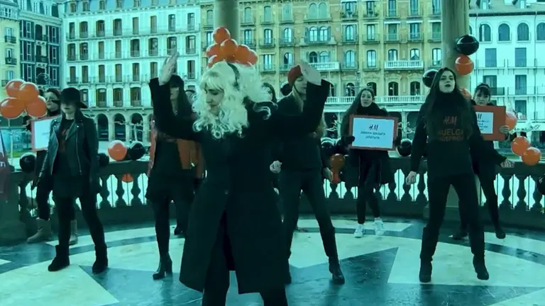 La parodia del v&iacute;deo de Shakirase grab&oacute; en el kiosko de la Plaza del Castillo. ELA