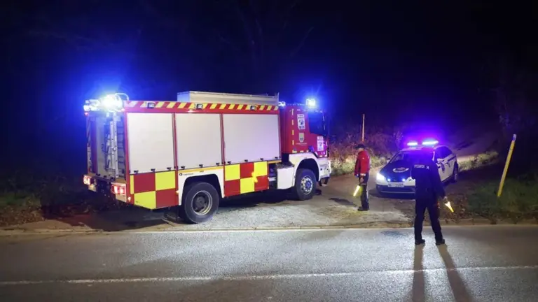Una patrulla de la Ertzaintza da paso a un cami&oacute;n de bomberos en el acceso al recinto de la planta de gas. EFE