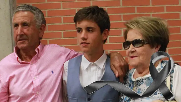 Guillermo Hermoso de Mendoza, en el centro de la imagen, con su abuela Natividad. ARCHIVO
