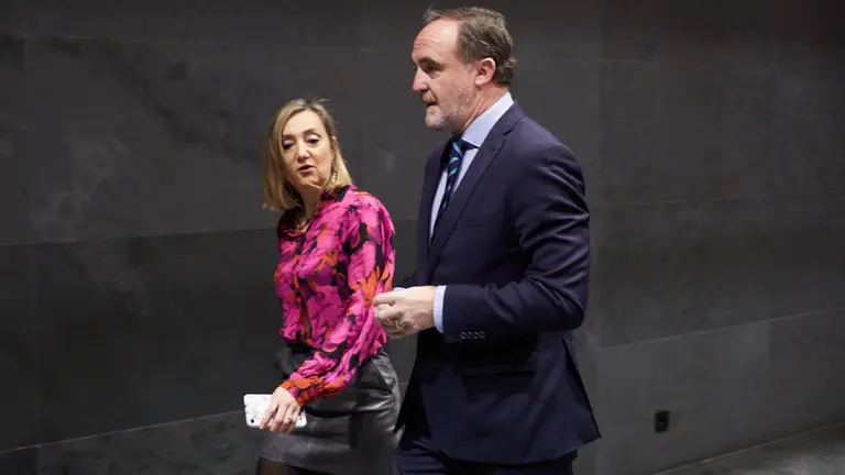 Javier Esparza y Cristina Ibarrola (UPN) en el pleno del Parlamento de Navarra. I&Ntilde;IGO ALZUGARAY