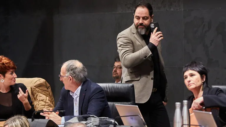 Ram&oacute;n Alz&oacute;rriz (PSN) en el pleno del Parlamento de Navarra. I&Ntilde;IGO ALZUGARAY