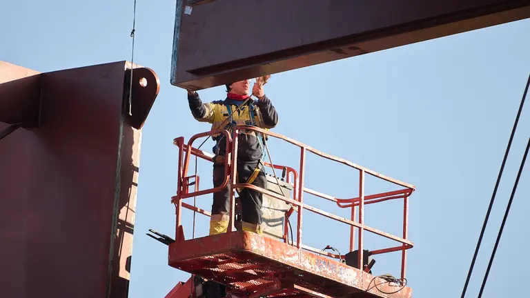 Obras de instalaci&oacute;n del ascensor urbano que conectar&aacute; la parte alta de la ciudad, en las proximidades de la calle Doctor L&oacute;pez Sanz con el paseo del Plazaola. PABLO LASAOSA